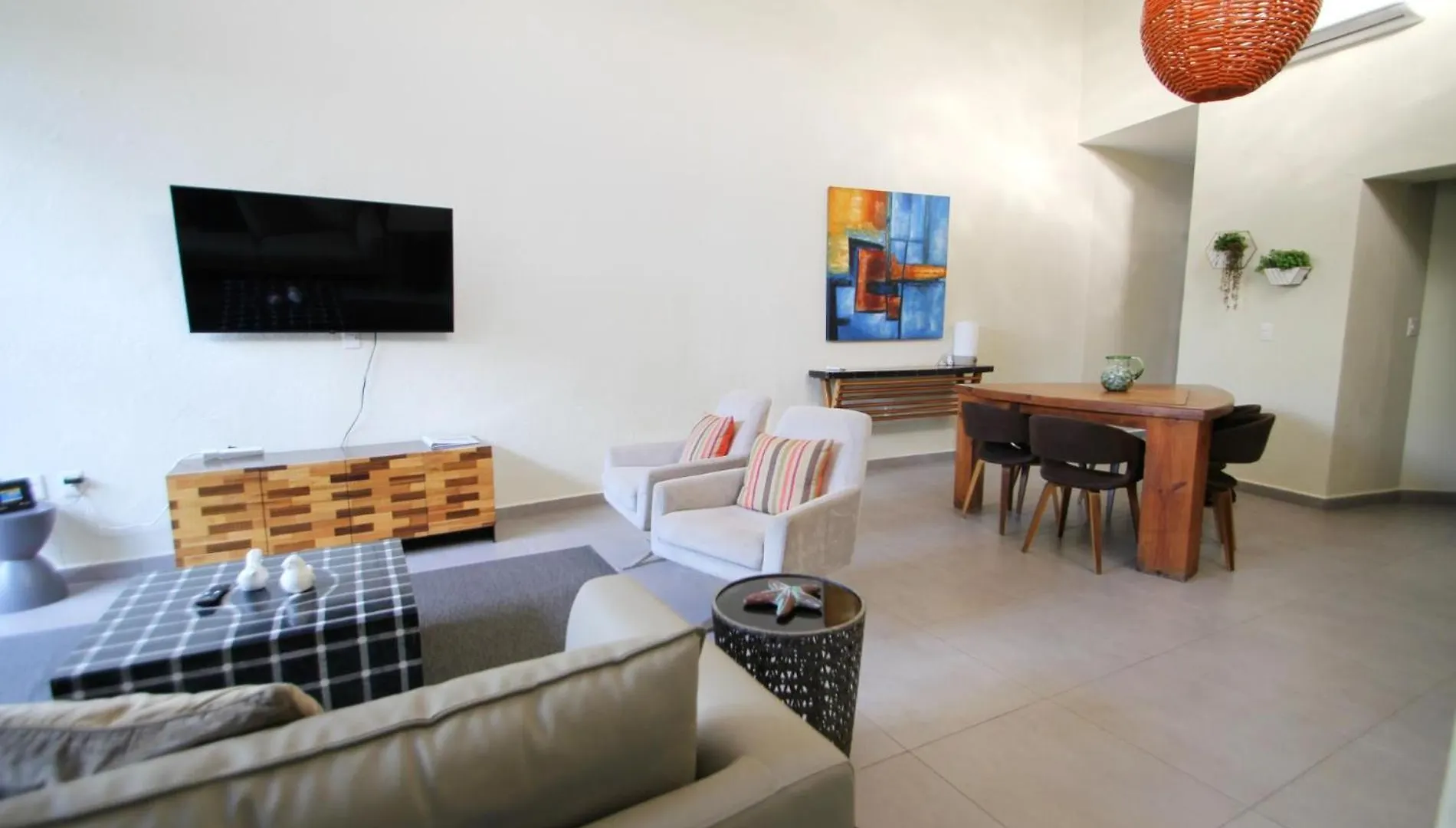 Stylish Home with Roof-Top Patio - Historic Centre 马萨特兰 度假居