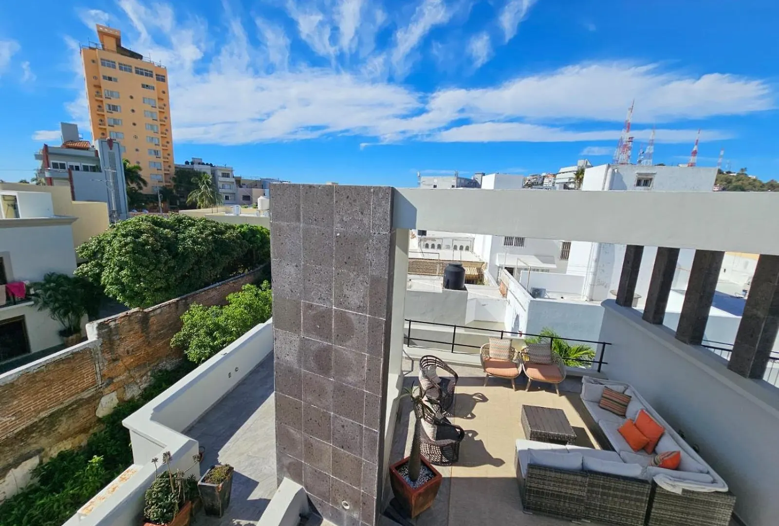 Stylish Home with Roof-Top Patio - Historic Centre 马萨特兰